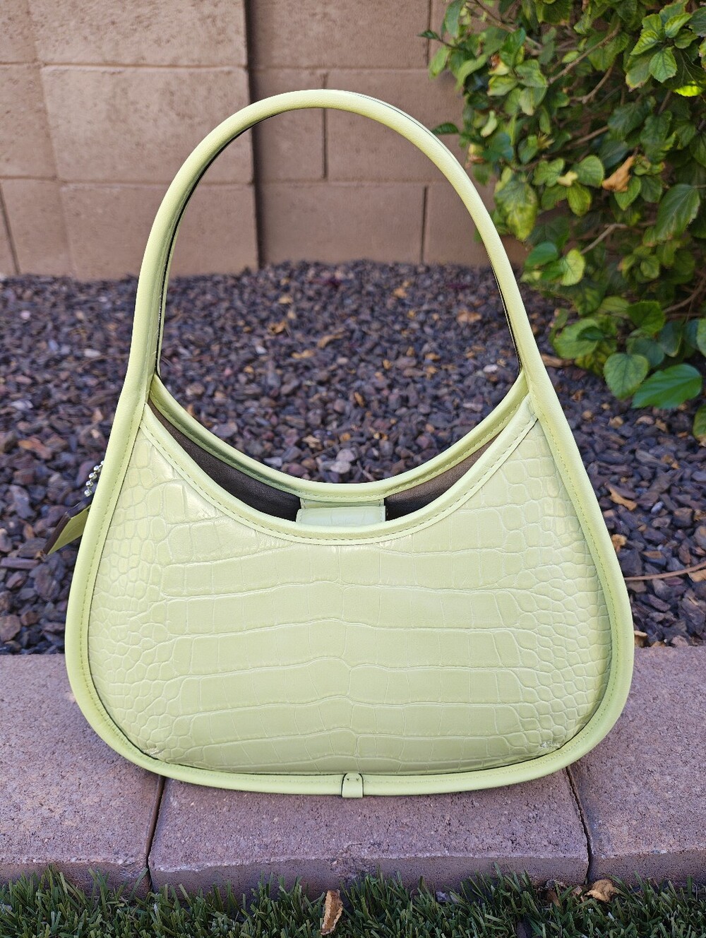 Coachtopia Pale Lime Green Croc Embossed Ergo